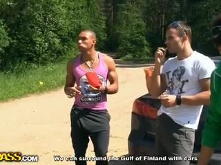 Student are going pentru face o public afara futand
